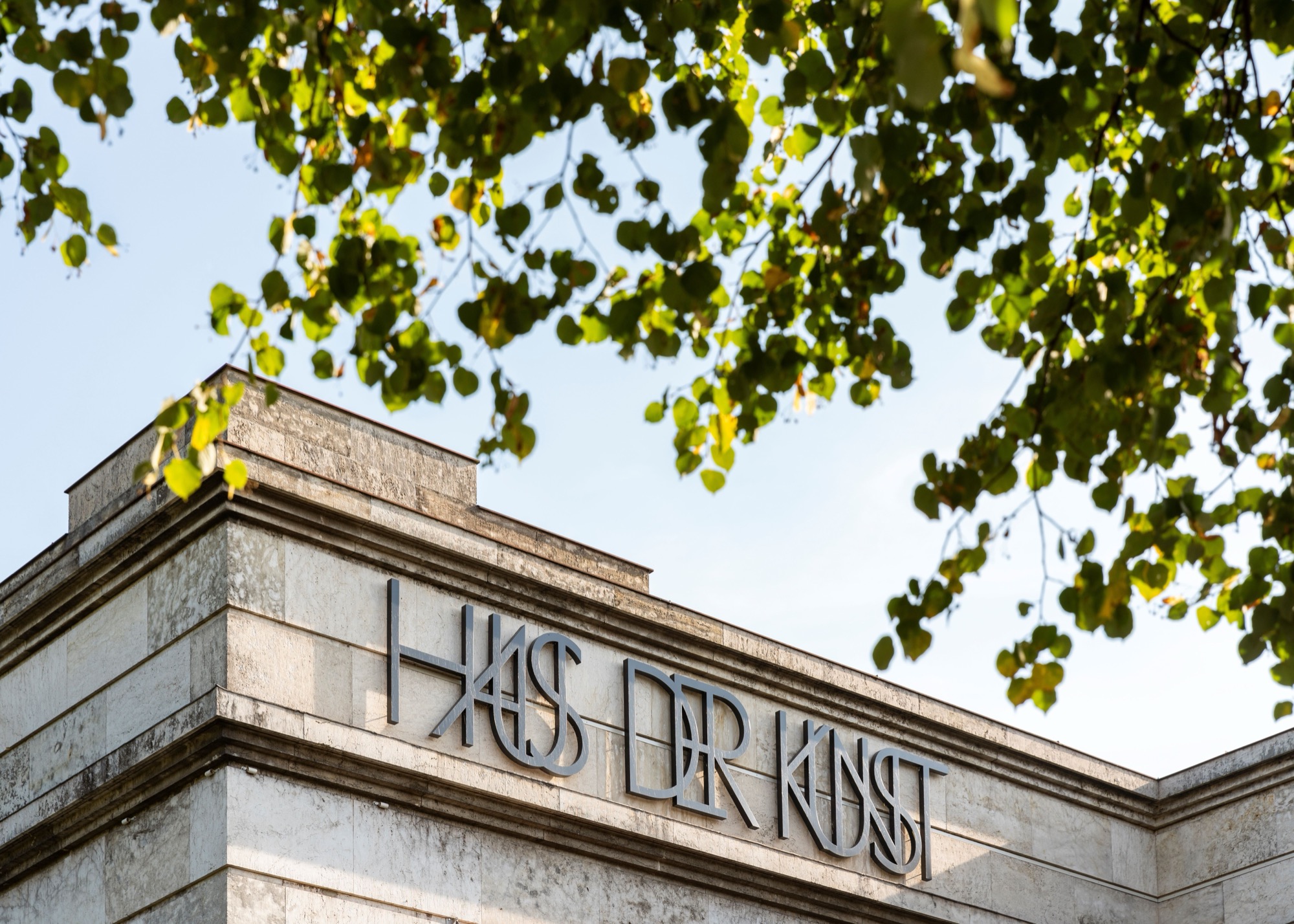 Haus der Kunst München, Schriftzug an der Fassade